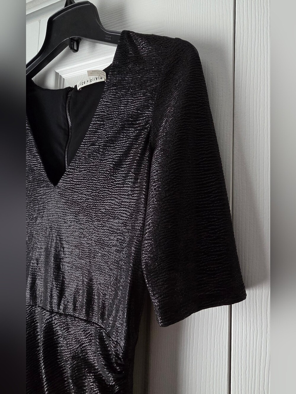 Alice + Olivia Black Textured V-Neck Dress Size 6 - Picture 6 of 13